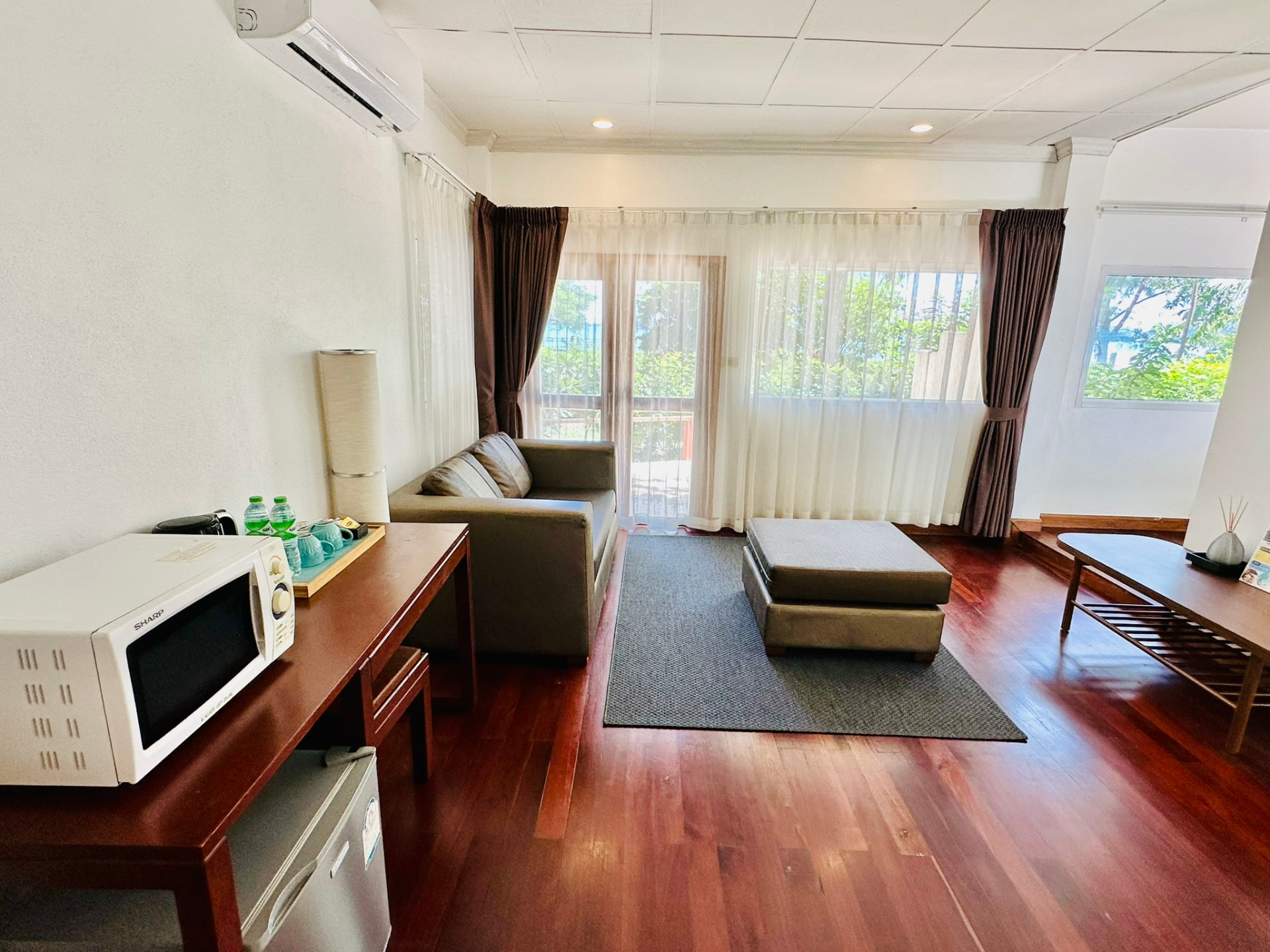 Separate sitting area with a sofa, day bed, writing desk and tea-making tray